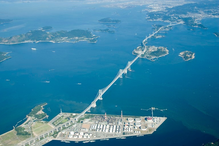 橋が渡る瀬戸内海の画像